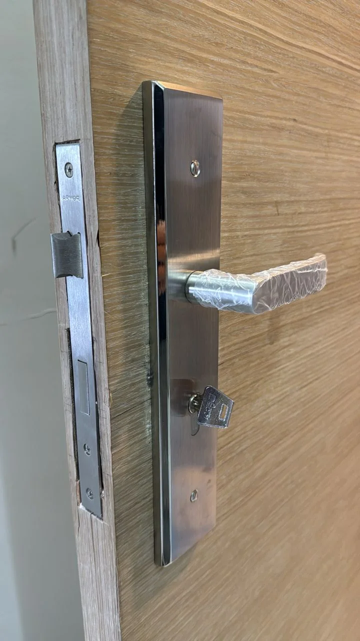 House door lock service