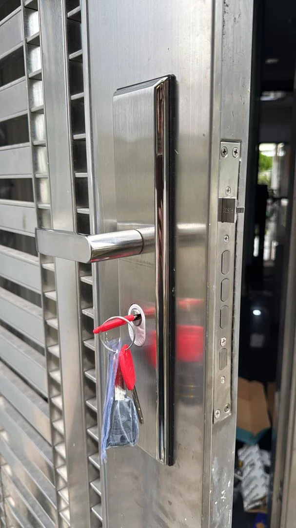 SL Locksmith technician cutting a car transponder key blade