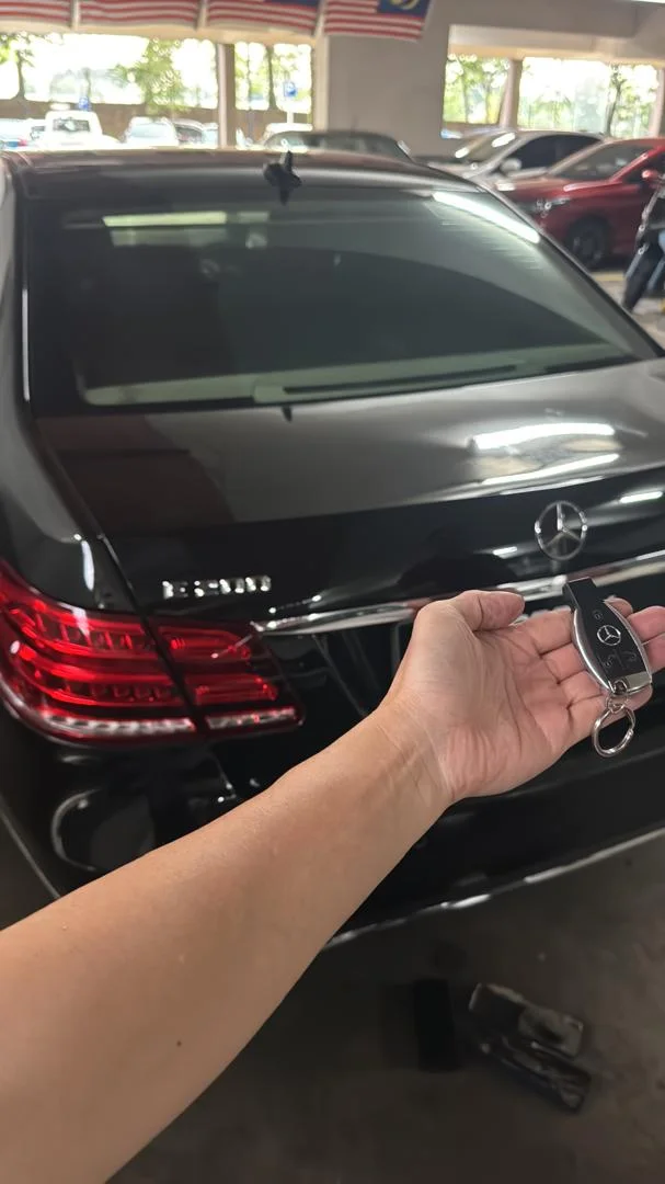 Replacing cracked car remote key shell with new case at our shop